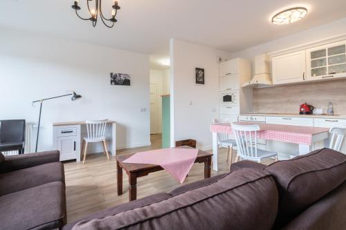 Cocina, Retro Milenium Park Apartment by BookingHost in Sosnowiec