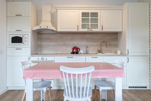 Cocina, Retro Milenium Park Apartment by BookingHost in Sosnowiec