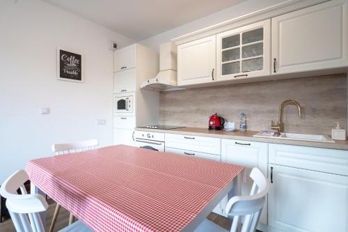 Cocina, Retro Milenium Park Apartment by BookingHost in Sosnowiec