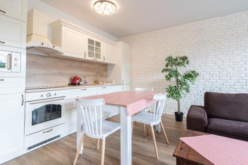 Cocina, Retro Milenium Park Apartment by BookingHost in Sosnowiec