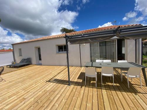 Belle maison de 140m2, proche centre ville in ชาลอง