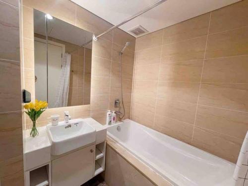 Luxury Apt 2BR Lake view Quiet place Tran Duy Hung Street