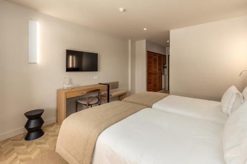 Twin Room with Garden and Pool View image 5