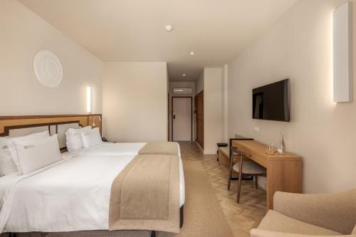 Twin Room with Sea View image 4
