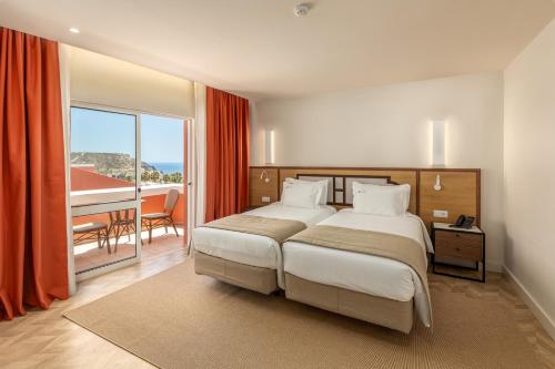 Premium Room with Sea View image 5