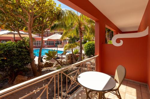 Twin Room with Garden and Pool View image 4