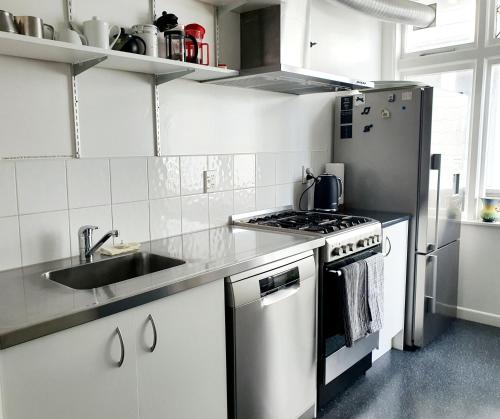 Kitchen, Ideal location for groups, family, friends or work in Oriental Parade