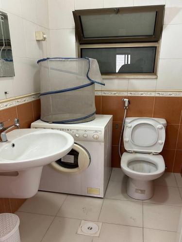 alwaha circle 3 bedrooms apartment ثلاثة غرف نوم دوار الواحة - image 3