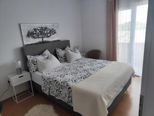1 queen bed, 1 sofa bed