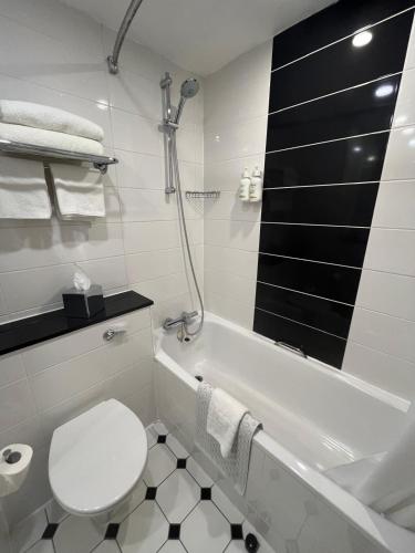 Twin Room image 7