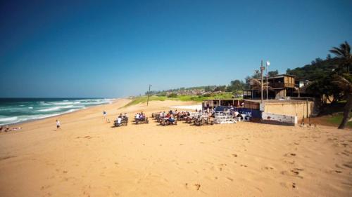 沙灘, 4 Dolphin Views La Mercy Luxury Beachfront Apartment with Private Swimming Pool in 拉梅赫西