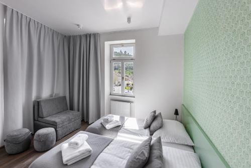 2 twin beds, 1 sofa bed