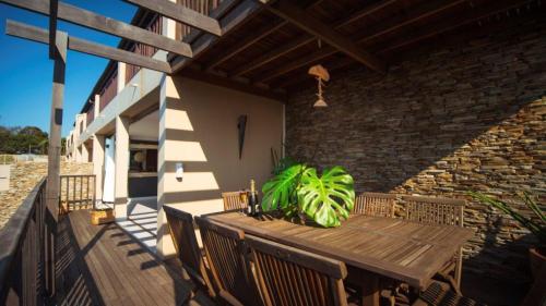 陽台/露台, 4 Dolphin Views La Mercy Luxury Beachfront Apartment with Private Swimming Pool in 拉梅赫西