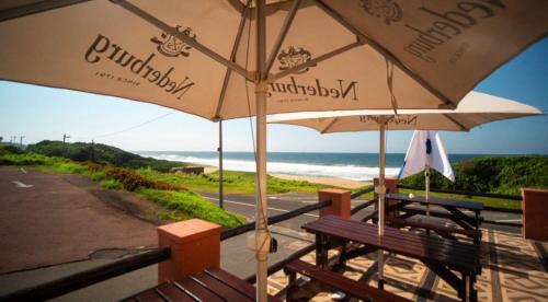 餐廳, 4 Dolphin Views La Mercy Luxury Beachfront Apartment with Private Swimming Pool in 拉梅赫西