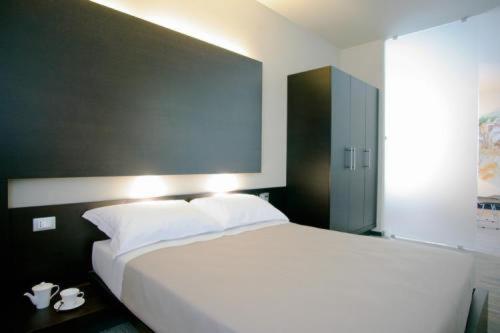 1 queen bed, 1 sofa bed