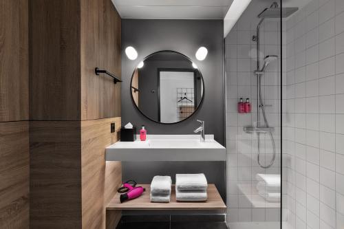 Moxy Queen Room