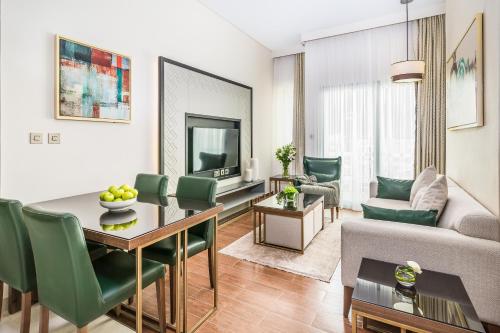 Deluxe One-Bedroom Apartment image 3