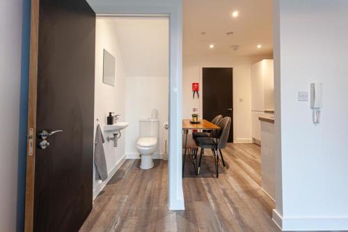 Superb 2 Bed Flat 5min to Old Trafford Stadium, Manchester (photo 8)