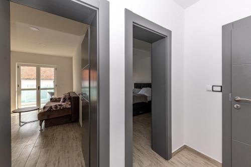 One-Bedroom Apartment image 4