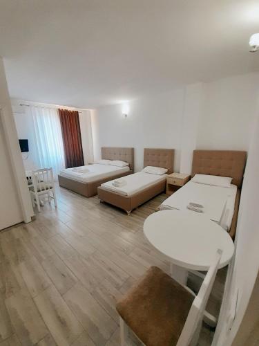 1 double bed, 2 twin beds