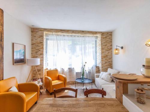 T2 rénové et cosy face aux thermes avec cour privative et équipements modernes - image 5