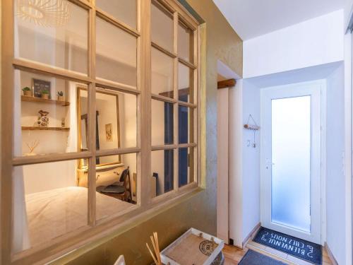 T2 rénové et cosy face aux thermes avec cour privative et équipements modernes - image 4