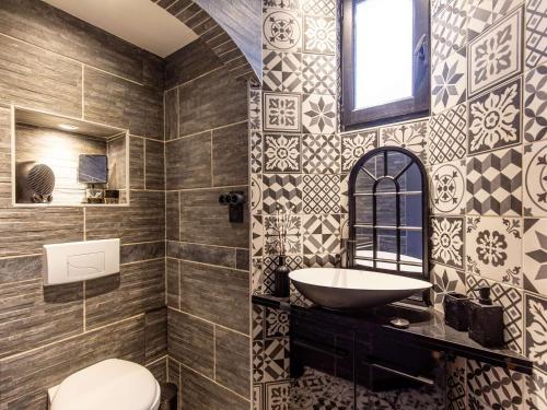 T2 rénové et cosy face aux thermes avec cour privative et équipements modernes - image 2