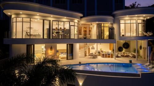 SKYLINE 9 - Spacious & Stylish LUXURY PANORAMIC SEAVIEW Villa with OUTDOOR Living & Kitchen, OUTDOOR CINEMA, PRIVATE GYM, SALT WATER POOL with JACUZZI in Plai Laem, Ko Samui (fotografie 3)