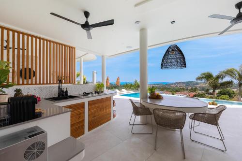 SKYLINE 9 - Spacious & Stylish LUXURY PANORAMIC SEAVIEW Villa with OUTDOOR Living & Kitchen, OUTDOOR CINEMA, PRIVATE GYM, SALT WATER POOL with JACUZZI in Plai Laem, Ko Samui (fotografie 8)