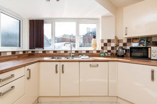Kitchen, Three Bedroom Detached Home with Parking, Dog friendly, Quiet location, Short Drive to Beach! in Queen's Park