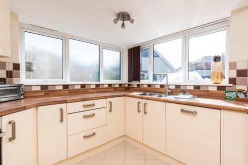 Kitchen, Three Bedroom Detached Home with Parking, Dog friendly, Quiet location, Short Drive to Beach! in Queen's Park