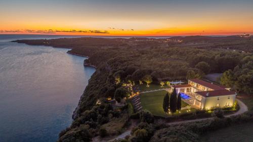 Villa La Reina for 10 people only 20 meters from the sea with sauna & heated pool near Poreč - Daily