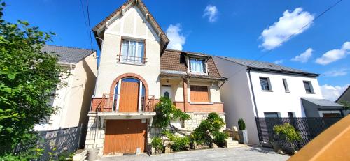 A szálláshely kívülről, Konforta : Paisible maison d'été avec grand jardin (Konforta : Paisible maison d'ete avec grand jardin) in Sainte-Geneviève-des-Bois