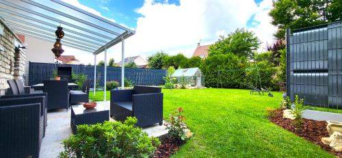 Kert, Konforta : Paisible maison d'été avec grand jardin (Konforta : Paisible maison d'ete avec grand jardin) in Sainte-Geneviève-des-Bois
