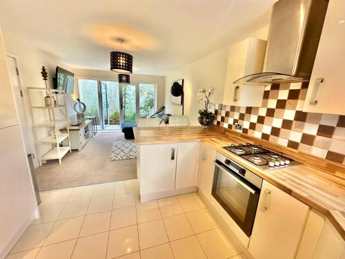 Kitchen, Three Bedroom Detached Home with Parking, Dog friendly, Quiet location, Short Drive to Beach! in Queen's Park