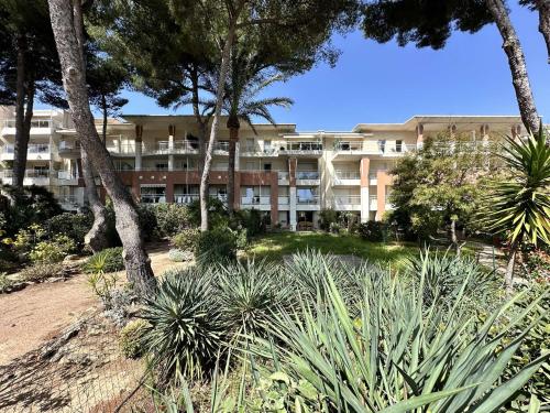 Le Palm, appartement climatisé pour 4 personnes avec vue mer et piscine sur le Port d'Hyères Le Palm, appartement climatisé pour 4 personnes avec vue mer et piscine sur le Port d'Hyères