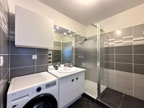 Le Palm, appartement climatisé pour 4 personnes avec vue mer et piscine sur le Port d'Hyères Le Palm, appartement climatisé pour 4 personnes avec vue mer et piscine sur le Port d'Hyères