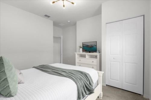 3 Bedrooms - 2 Bathrooms - Lucaya Village 22-103