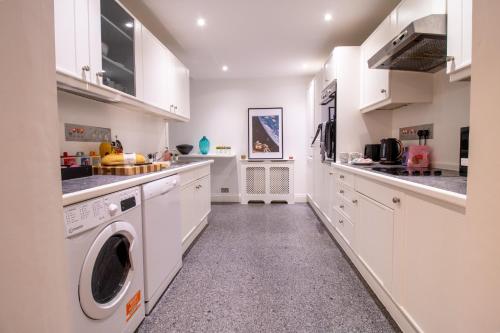 Spacious 2 Bedroom Flat With Pool Table Opposite Green Park - image 12