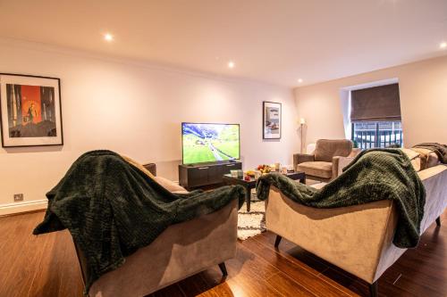 Spacious 2 Bedroom Flat With Pool Table Opposite Green Park - image 3