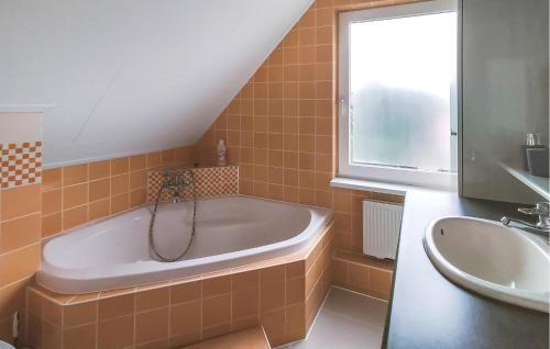 Nice home in Zeewolde w/ Outdoor swimming pool Outdoor swimming pool and 4 Bedrooms - image 2