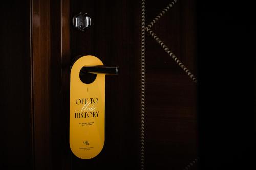 Deluxe King Room image 5