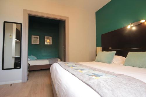 Hotel Des Arts - image 2