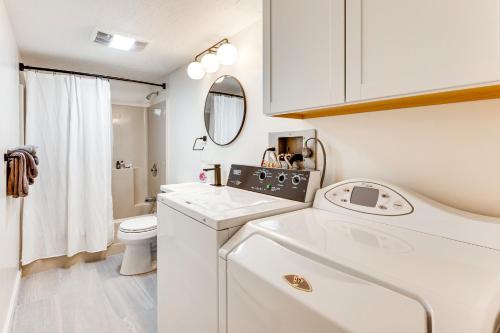 Condo with Deck and Grill Less Than 5 Miles to Loon Mountain! - image 9