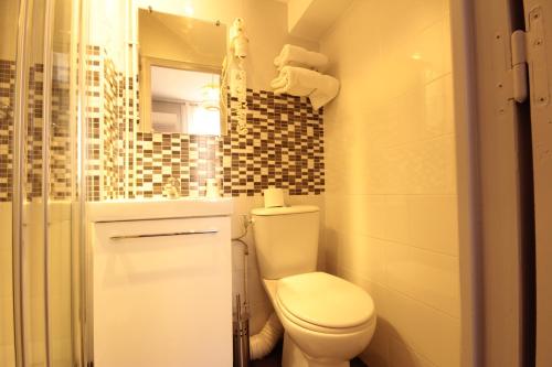 Hotel Des Arts - image 4