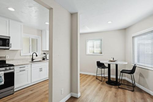 Spacious suite 1BR 1BA Kitchen WD in San Diego, USA