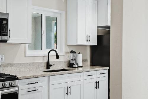 Spacious suite 1BR 1BA Kitchen WD in San Diego, USA