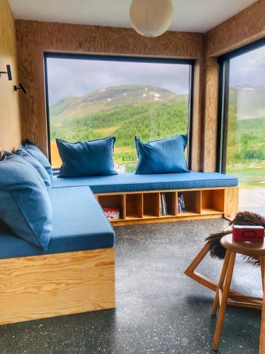Cozy Nature Retreat, Danish Design w Jacuzzi option in Sogndal