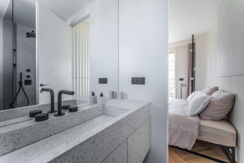 Luxueux Appartement Haussmannien avec Vue sur Paris - image 8