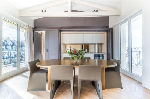 Luxueux Appartement Haussmannien avec Vue sur Paris - image 11